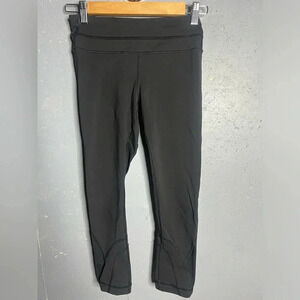 Lululemon Leggings Cropped Length back zippered pocket, size 4.